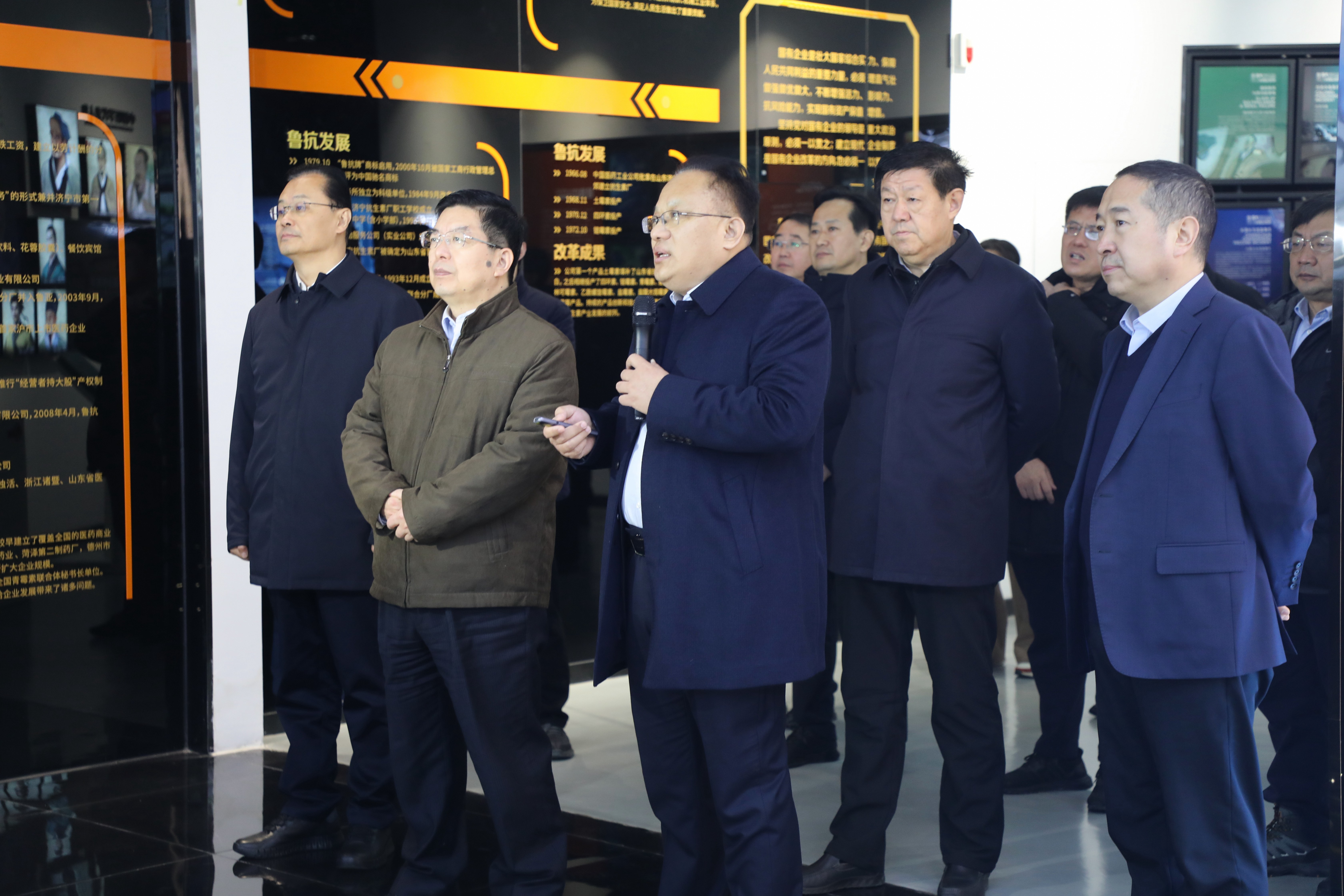 聽取匯報(bào).jpg